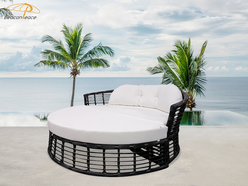 Rattan sunbed